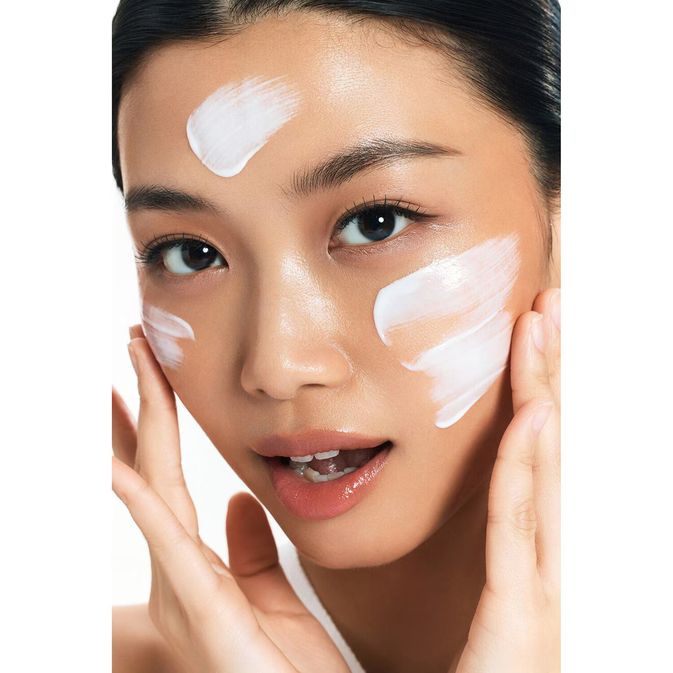 Zero-Cast Moisturizing Finish Sunscreen SPF 50+ PA++++ – Lightweight Hydrating Korean Sunscreen for No White Cast & Daily UV Protection
