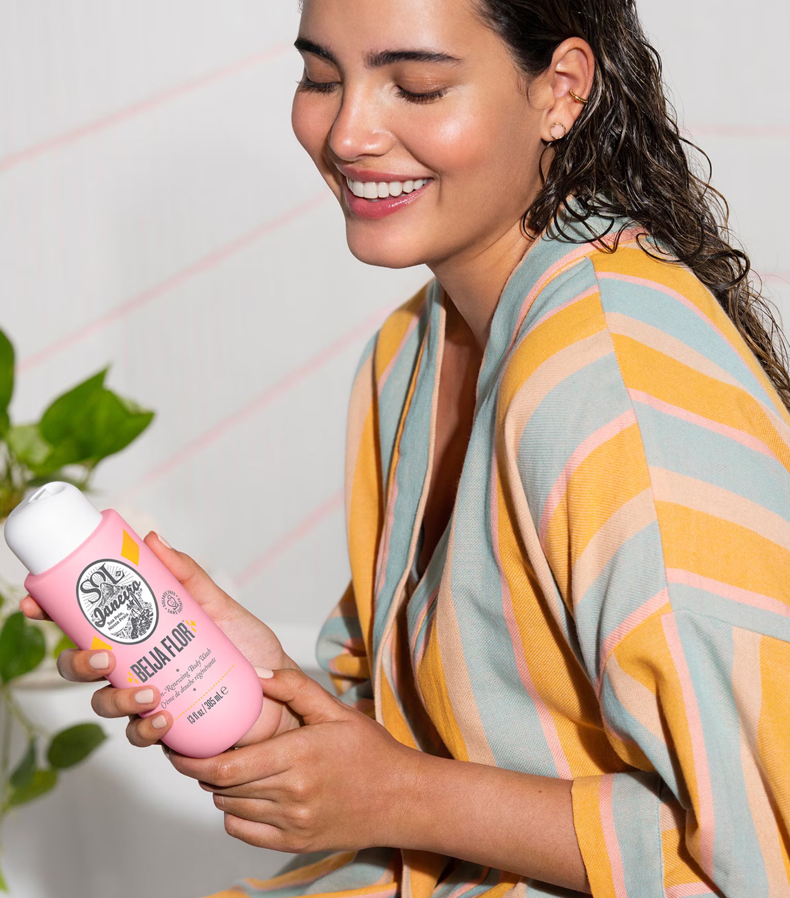 Sol de Janeiro Beija Flor Renewing Body Wash 385ml – Hydrating & Smoothing Shower Gel for Soft, Radiant Skin